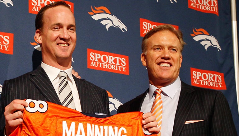 John Elway y Peyton Manning, en una conferencia en 2012