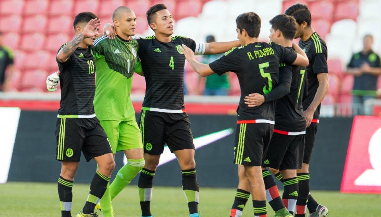 Carlos Salcedo festeja en el Preolímpico