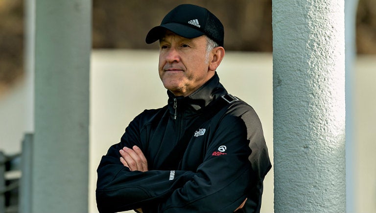 Juan Carlos Osorio observa entrenamiento en el CAR