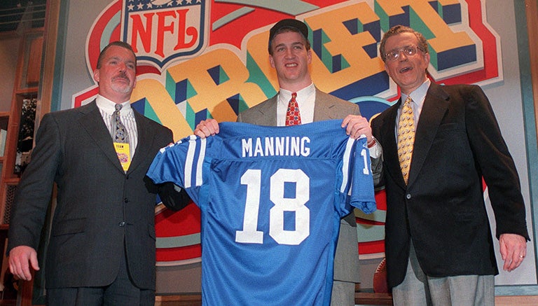 Jim Irsay (izq.), en la presentación de Peyton Manning con Indianapolis en 1998