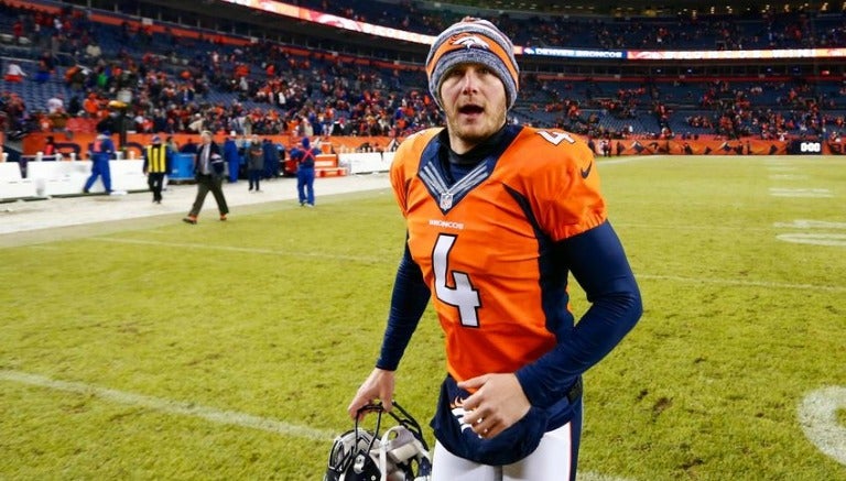 Britton Colquitt durante un partido de los Broncos