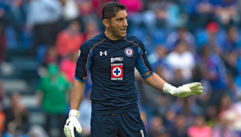 Jesús Corona en partido con Cruz Azul 