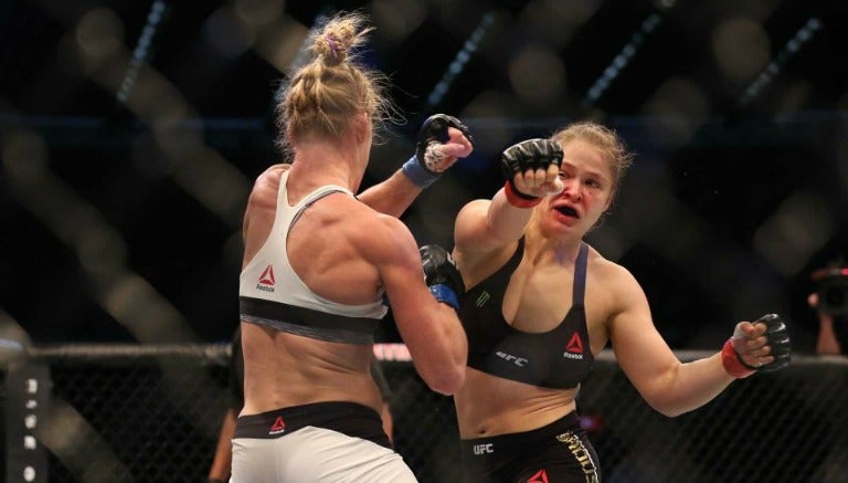 Ronda Rousey durante su pelea contra Holly Holm