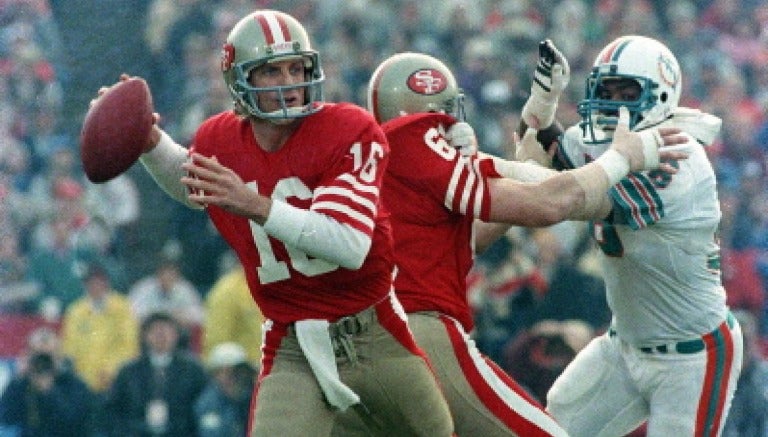 Joe Montana a punto de lanzar un pase contra Miami en el Super Bowl