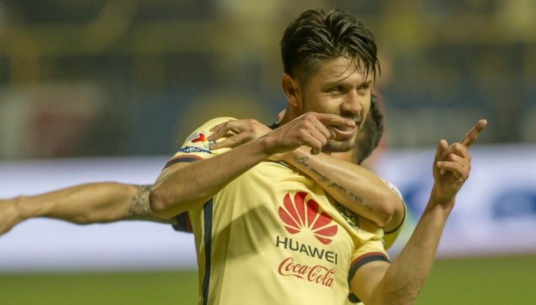 Oribe Peralta festeja un gol con América