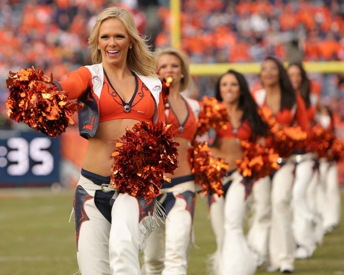 Las bellas animadoras de los Broncos