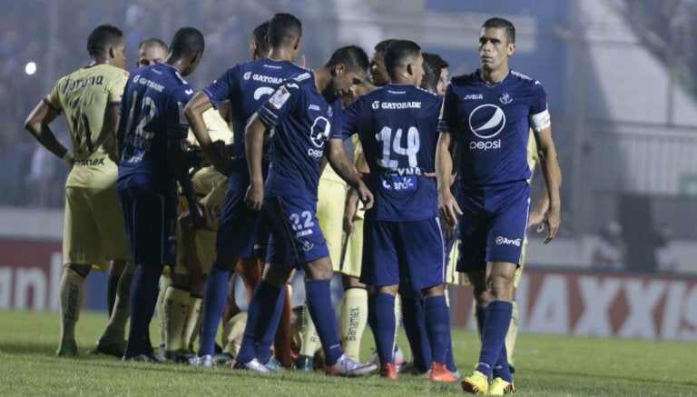 Jugadores del Motagua y América, tras una discusión 