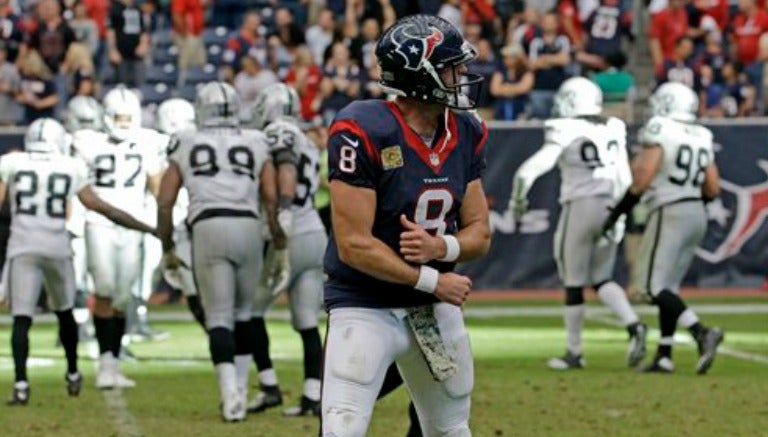 El QB de Houston en juego contra Oakland