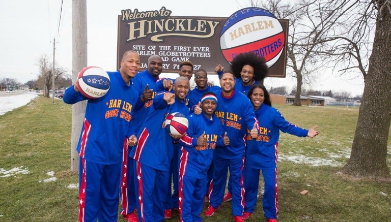 Los integrantes de Harlem Globetrotters posan para la foto