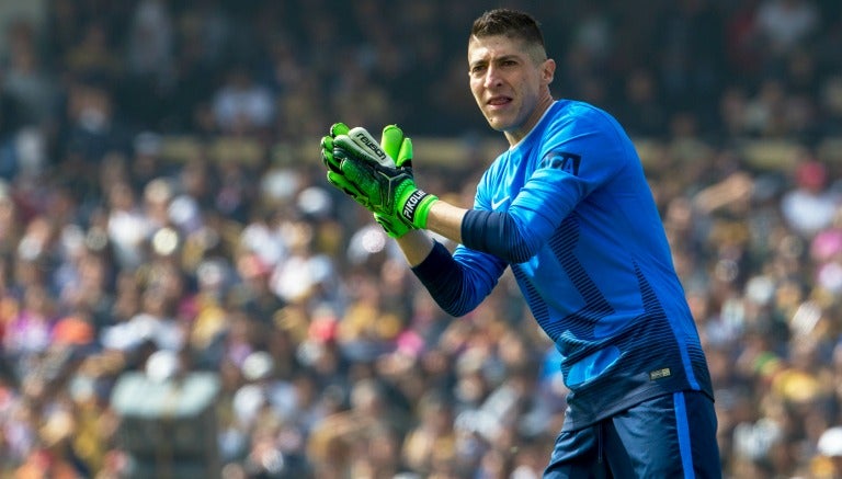 Alejandro Palacios en un partido de Pumas