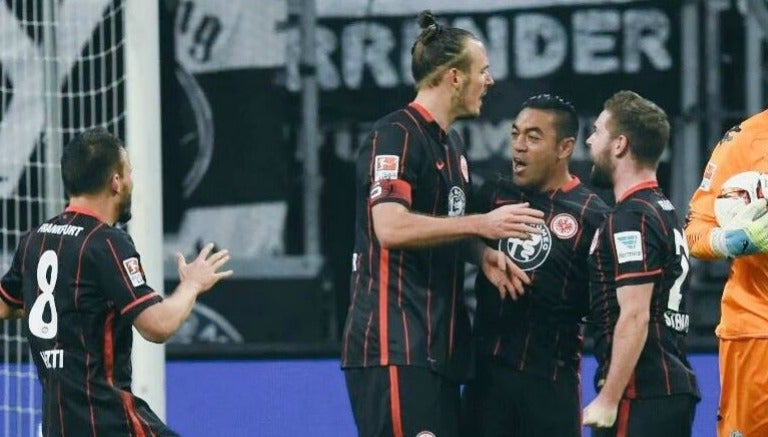 Marco Fabián celebra junto a sus compañeros un gol del Eintracht