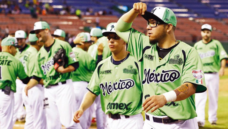 Integrantes del conjunto mexicano celebran tras el triunfo