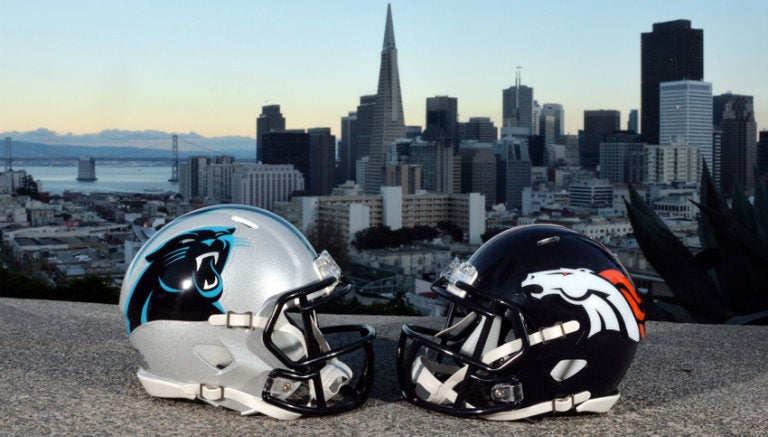 Cascos de Panteras y Broncos en San Francisco