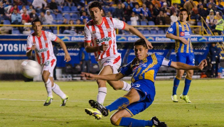 Othoniel Arce remata en contra de Necaxa