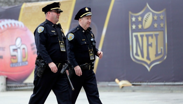 Policías caminando afuera del estadio