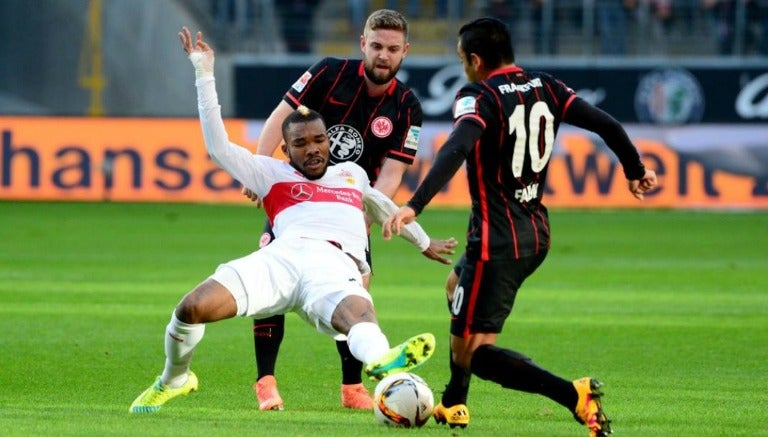 Marco Fabián pelea un balón frente al Stuttgart