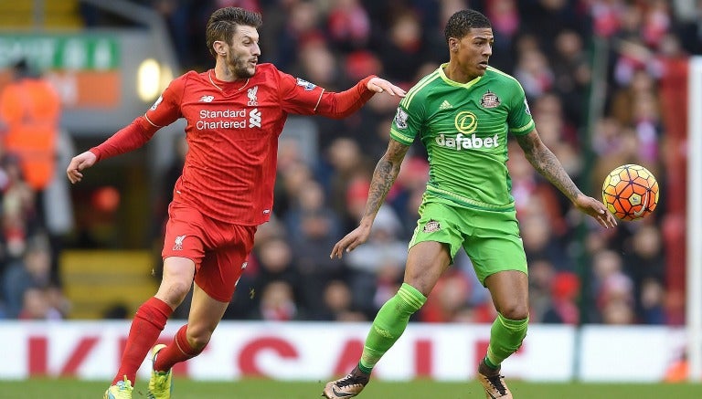 Lallana pelea un balón con Van Aanholt