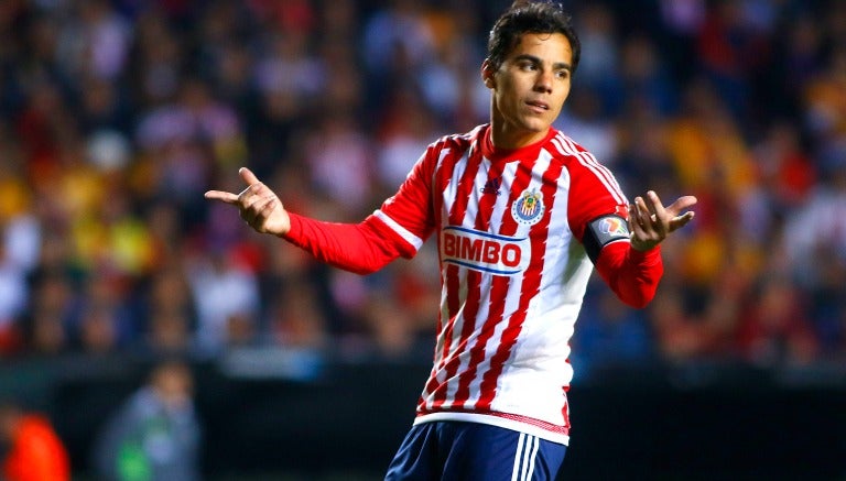 Omar Bravo lamentando una acción en un duelo de Chivas