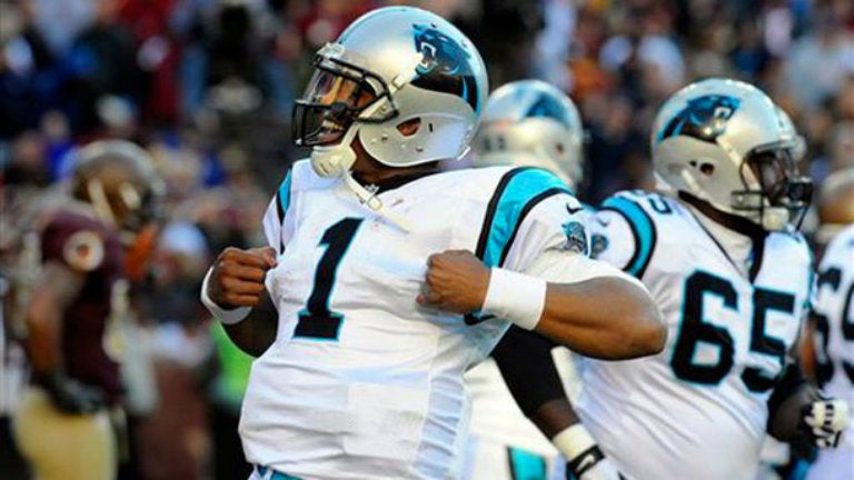 Cam Newton festeja al estilo 'Superman'