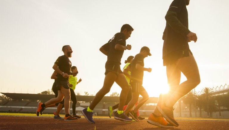 Corredores, en entrenamiento por la mañana