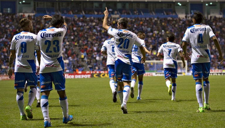 Jugadores del Puebla festejan la goleada contra Atlas