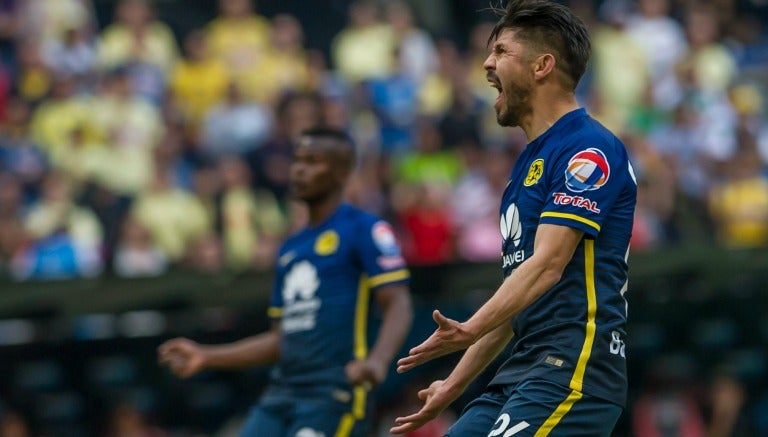 Oribe Peralta grita durante el partido contra Santos