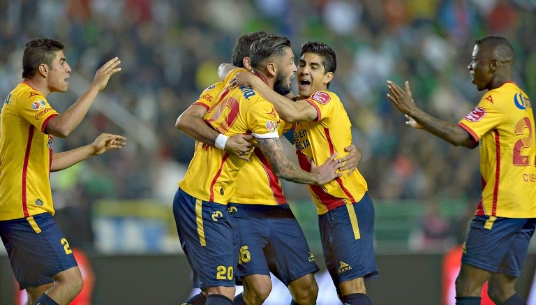 Jugadores de Morelia festejan un gol de Monarcas