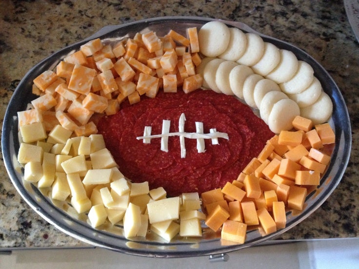 Canapés de carnes frías con motivos de futbol americano