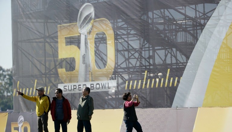 Logo del Super Bowl 50 afuera del Levi's Stadium