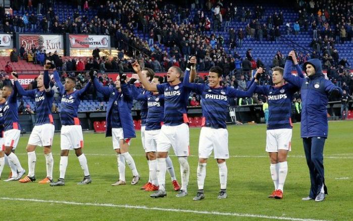 El PSV celebra una victoria con su público