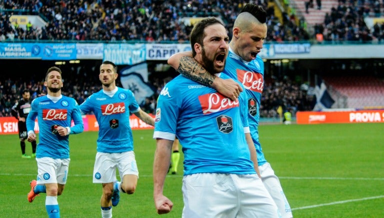 Higuaín celebra su gol 24 con el Nápoles