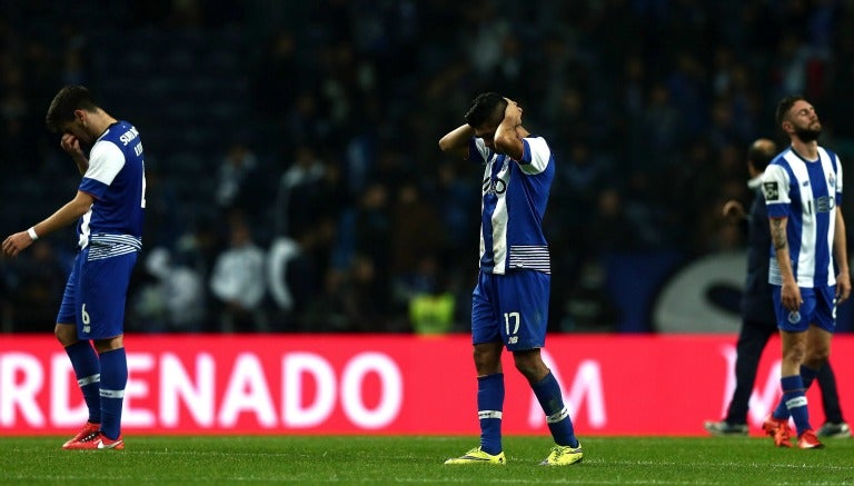 Tecatito y Layún, lamentando la derrota de los Dragones