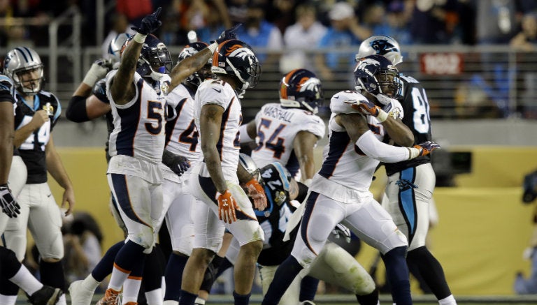 Jugadores de Broncos celebran tras un gol de campo