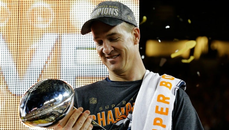 Peyton Manning observa el trofeo Vince Lombardi