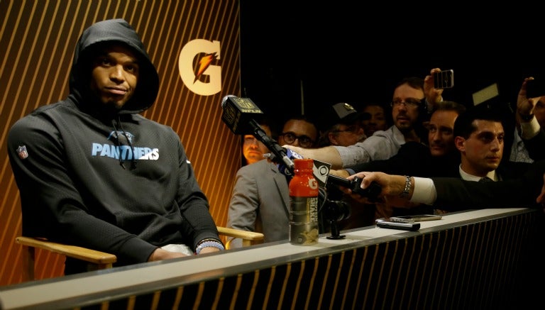 Cam Newton durante la conferencia de prensa