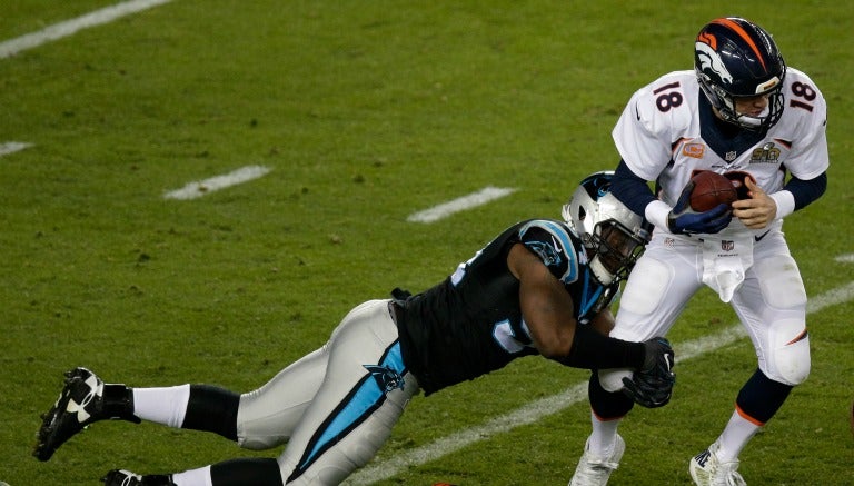 Kony Ealy intenta capturar a Peyton Manning