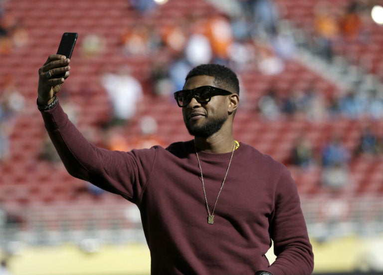 Usher se toma una foto en el Levi's Stadium