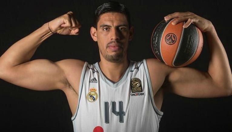 Ayón posa con el uniforme del Real Madrid de basquetbol