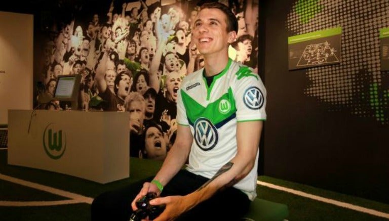 David jugando FIFA 2016 con la camiseta del Wolfsburgo