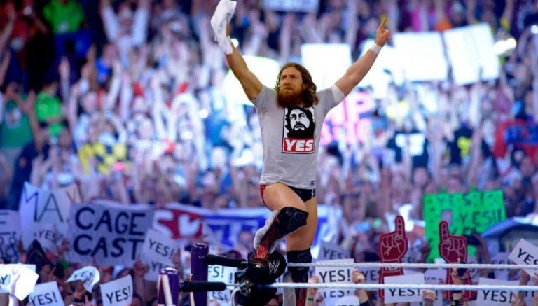 Daniel Bryan recibiendo los aplausos de los fanáticos