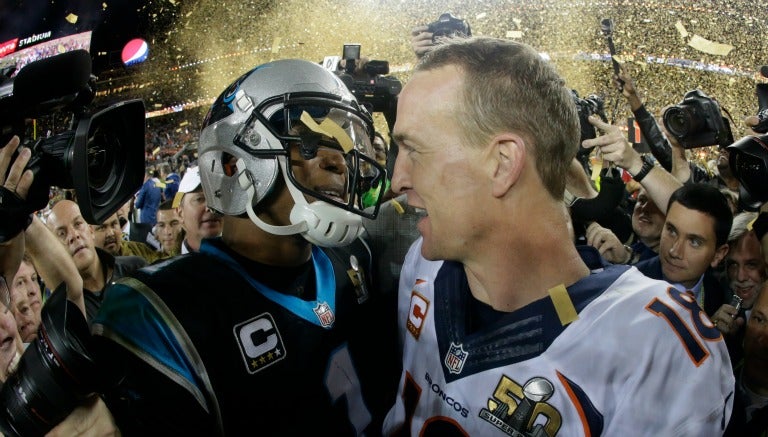 Newton y Manning se saludan después del juego