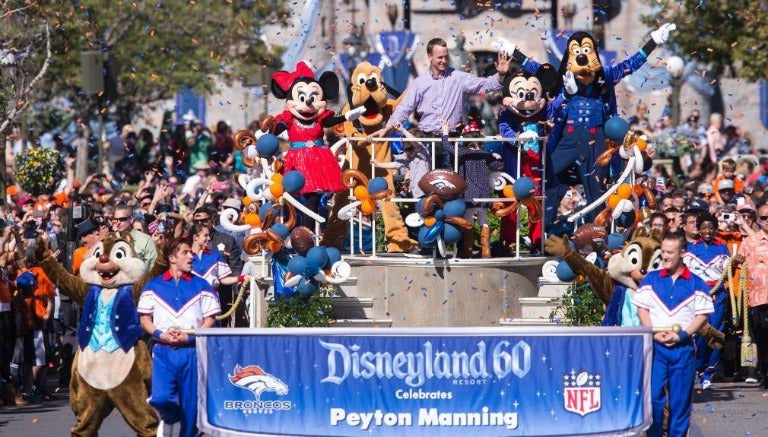 Peyton Manning durante un desfile en Disneyland