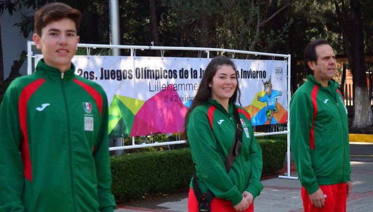 Jocelyn McGillivran y Fernando Soto, en su abanderamiento para los Olímpicos Juveniles de Invierno