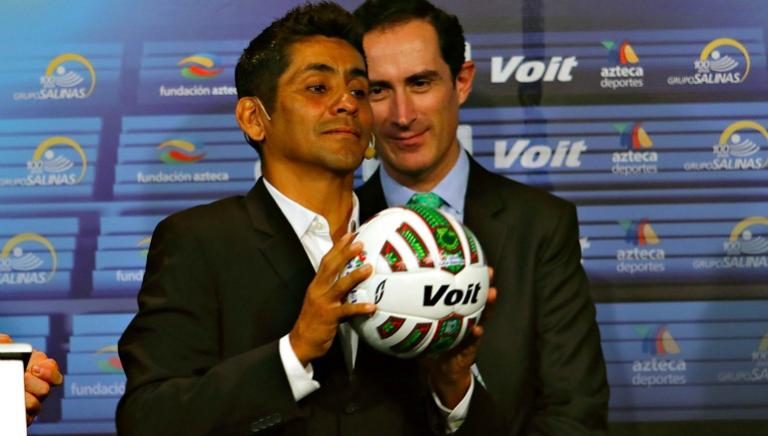 Jorge Campos durante la presentación del balón voit