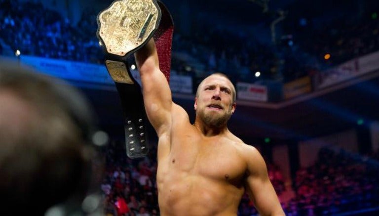 Daniel Bryan festeja después de ganar el campeonato Mundial Pesado