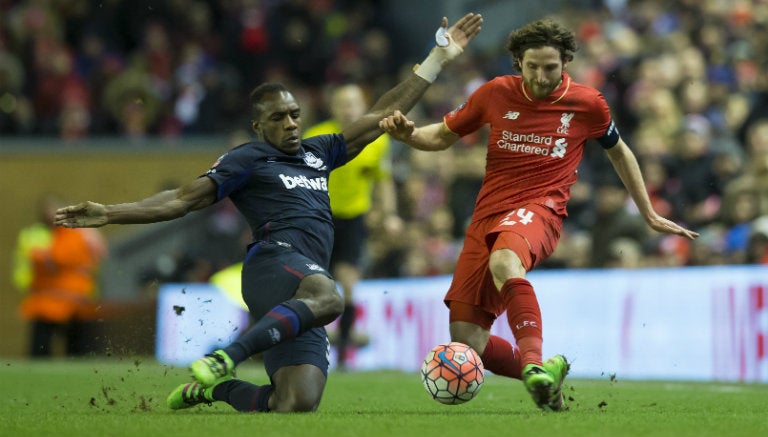 Joe Allen disputa el balón con Michail Antonio