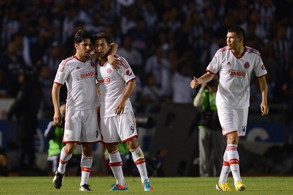 Jugadores de Chivas, tras marcar gol contra Rayados en el C2013