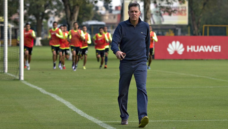 Ricardo Peláez camina en los campos de Coapa