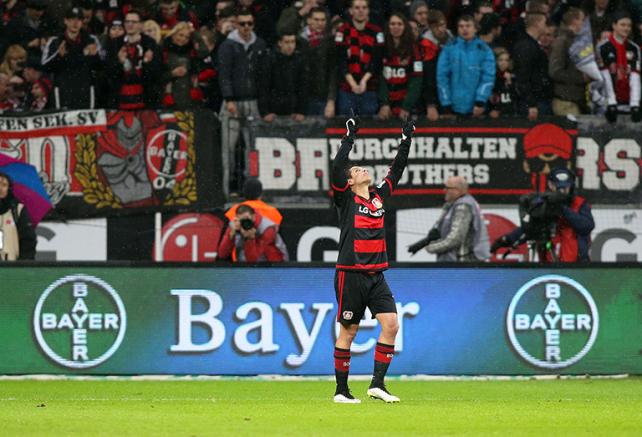 Chicharito festeja un gol con el Leverkusen