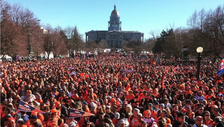 Aficionados, congregados en el Civic Center Park